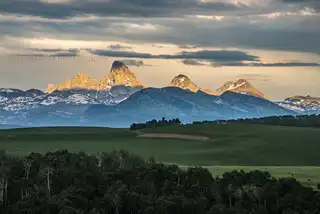 The%20Grand%20Teton%20catches%20the%20last%20of%20the%20dying%20light%20in%20a%20rare%20photo%20from%20the%20east%20side%20of%20the%20mountains.