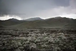 A%20mountain%20passes%20over%20hills%20just%20to%20the%20north%20of%20Craters%20of%20The%20Moon%20in%20Idaho.