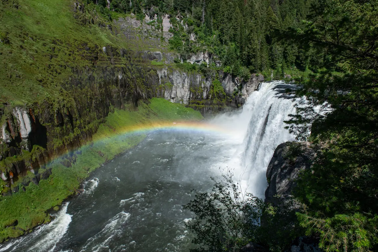 Spray%20from%20Shoshone%20Falls%20in%20Idaho%20forms%20a%20rainbow%20on%20a%20bright%20day