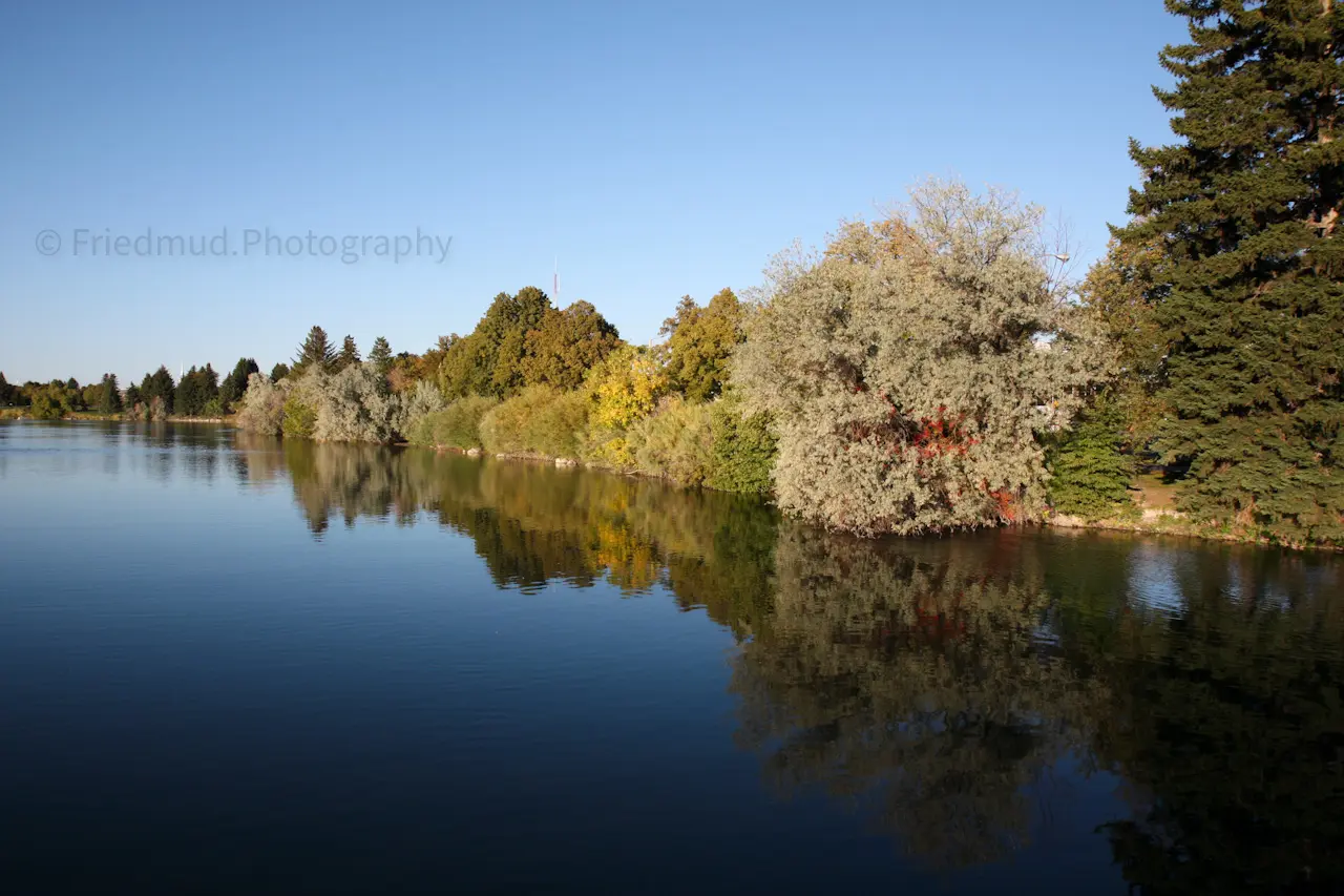 Fall%20reflected%20in%20the%20Snake%20River%20as%20it%20winds%20through%20Idaho%20Falls%2C%20ID.