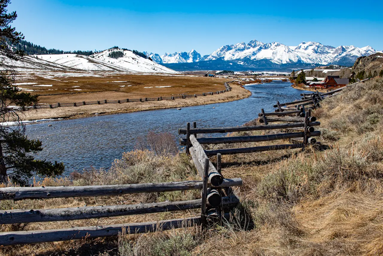 Stanly%20is%20in%20the%20middle%20of%20the%20Sawtooth%20mountain%20range%20in%20central%20Idaho%20and%20has%20incredible%20mountain%20views.