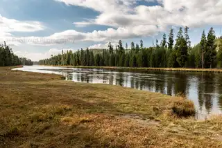 The%20Firehole%20River%20in%20Yellowstone%20National%20Park%20slowly%20flowing%20into%20the%20distance.